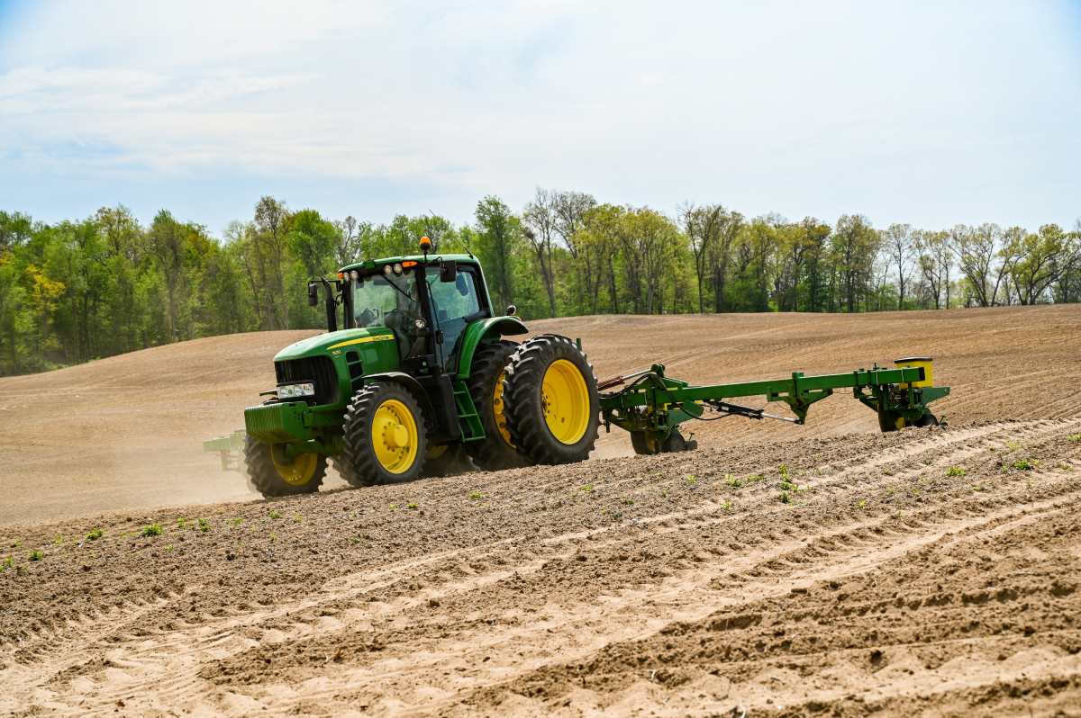 Grön begagnad traktor i bruk